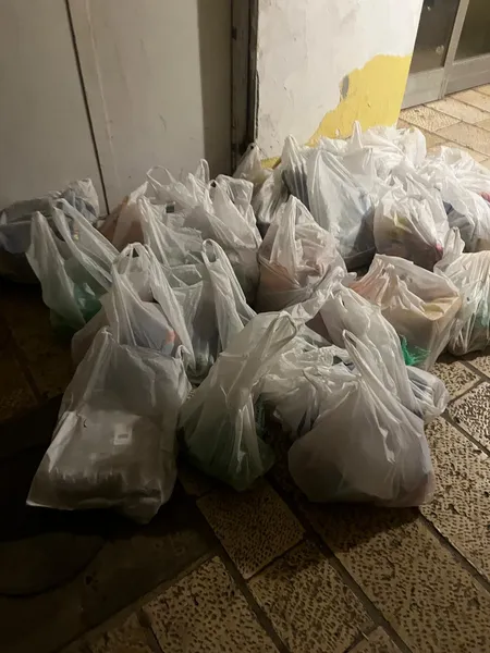 מתנדבים אורזים סלי מזון