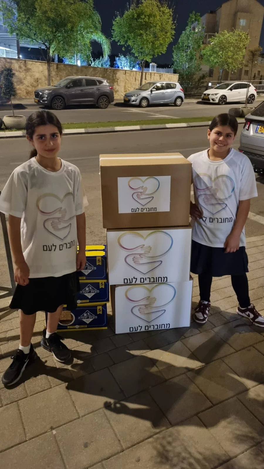מתנדבות צעירות עם ארגזי מזון