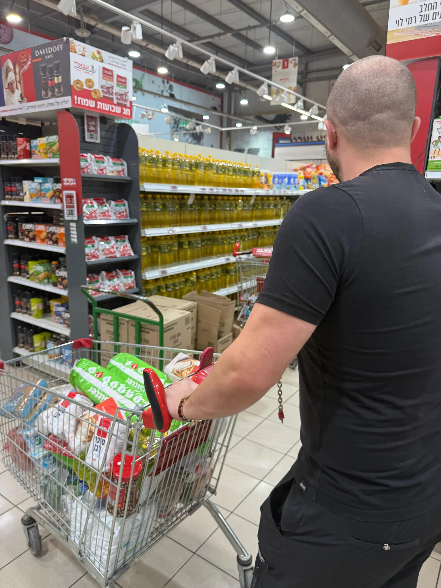 עגלת סופר עמוסה בכל טוב