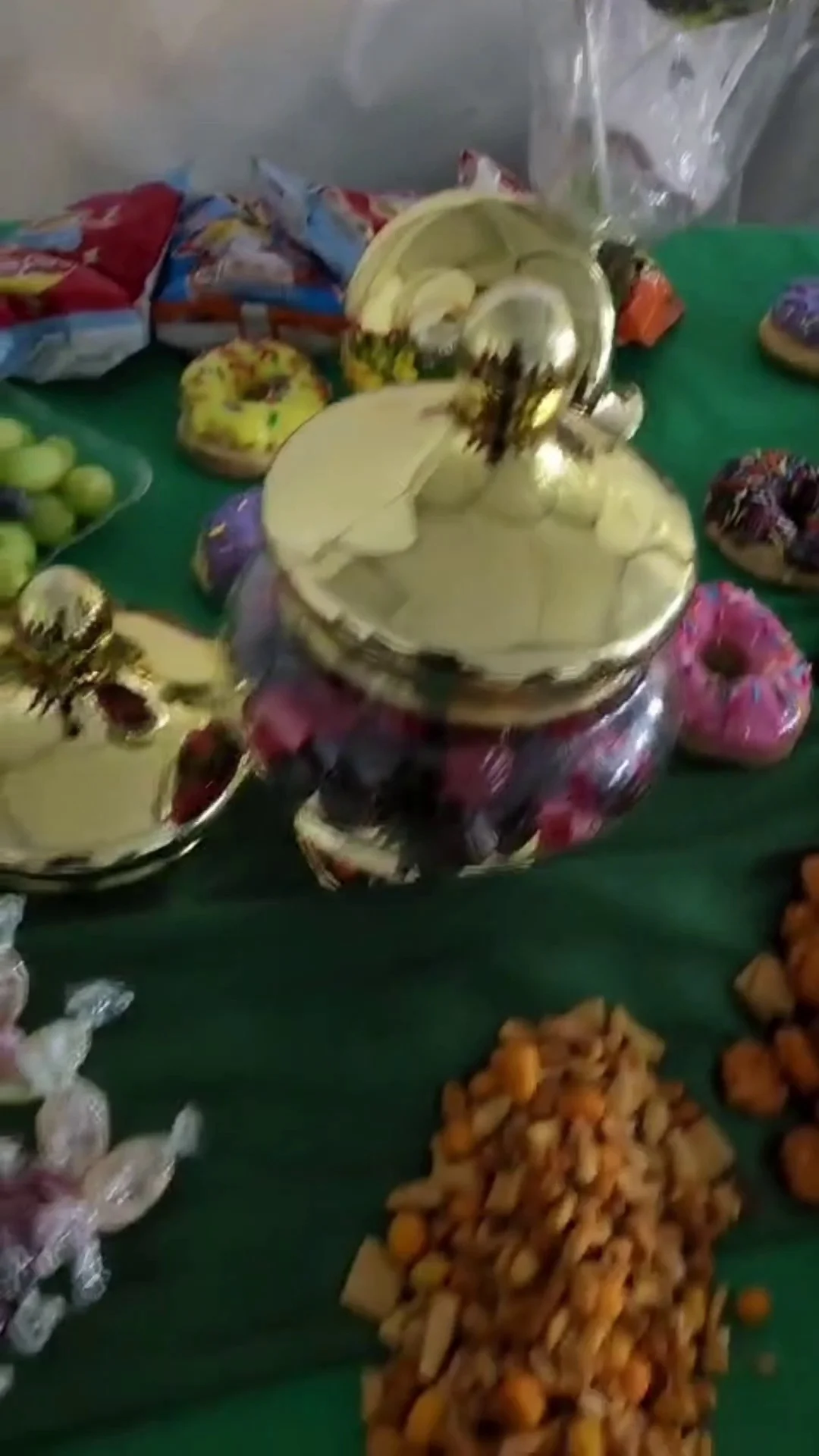 שולחן עמוס בכל טוב ופינוקים לחיילים